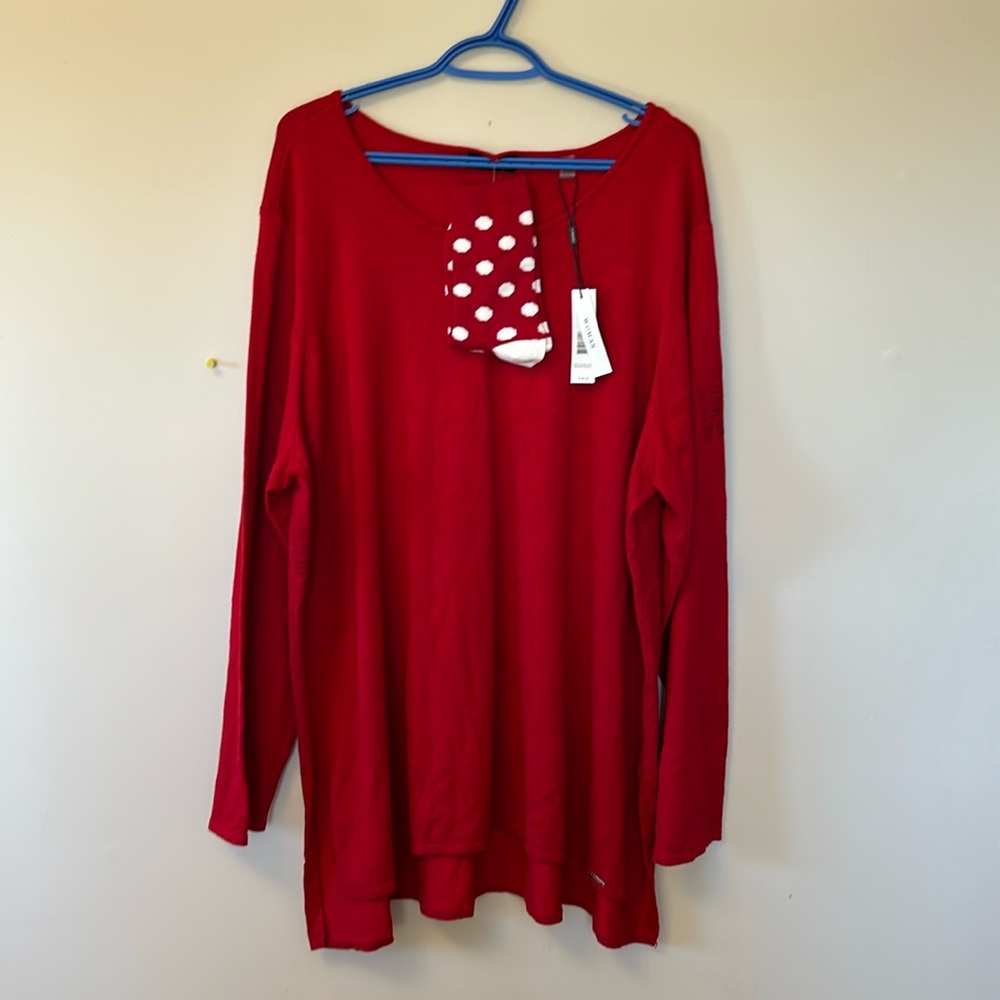 TAHARI sweater and matching socks